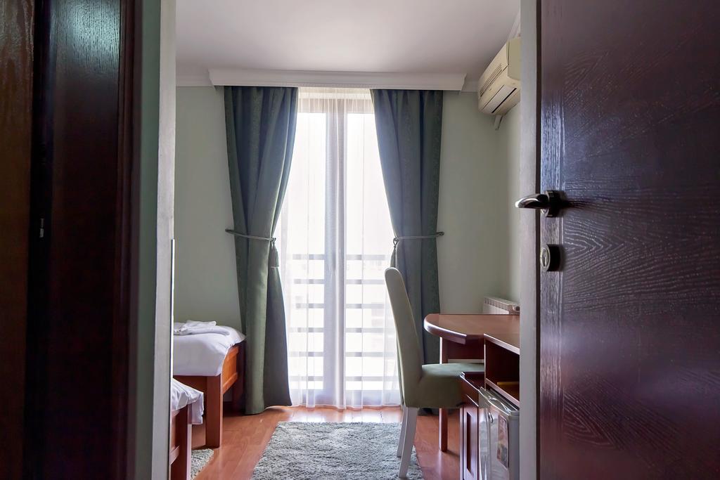 Hotel Holiday Podgorica Luaran gambar