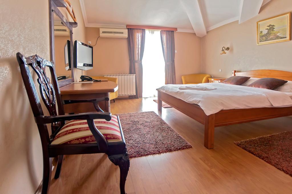 Hotel Holiday Podgorica Luaran gambar