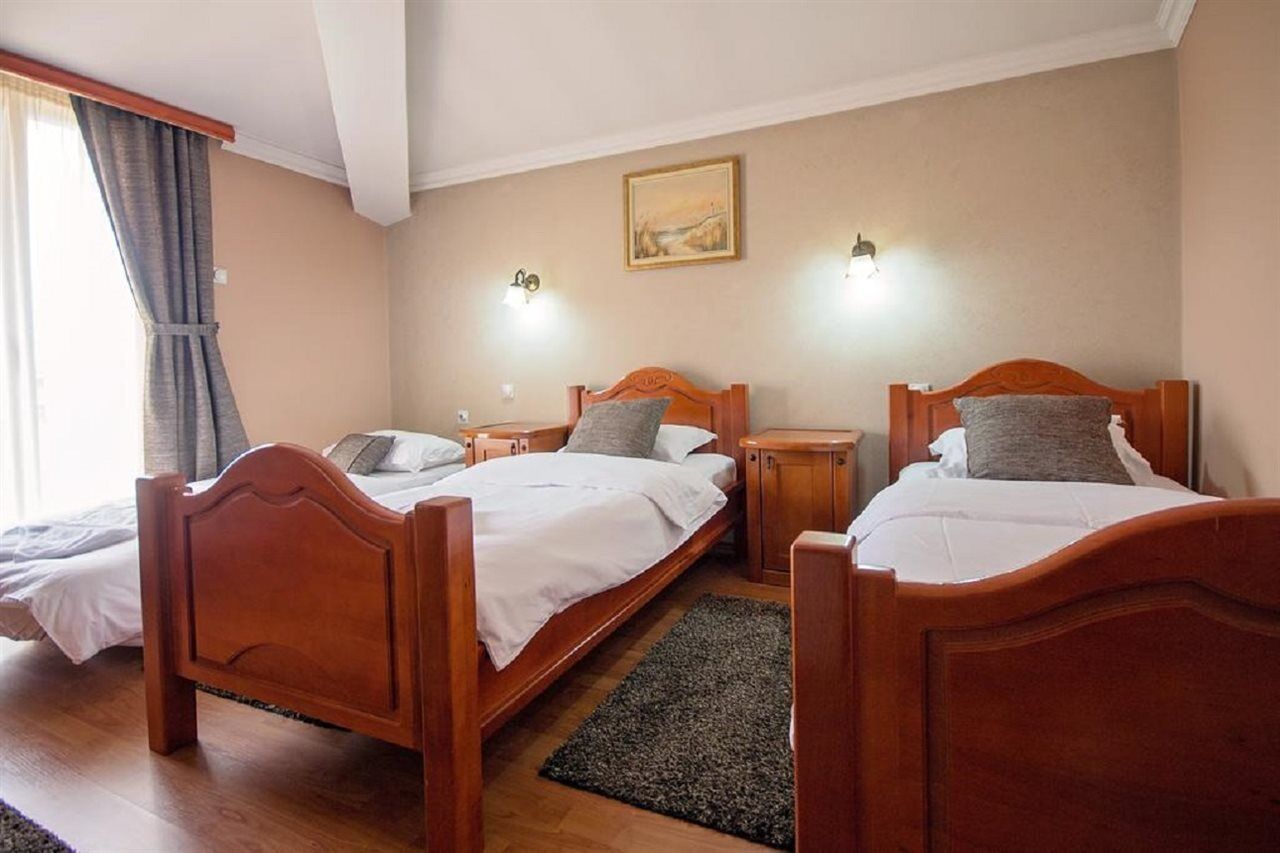 Hotel Holiday Podgorica Luaran gambar